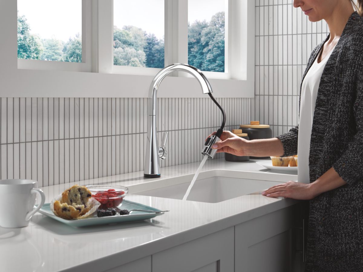 DELTA Monrovia Touch2O Technology Kitchen Faucet with Touchless Technology — Lumicoat® Chrome