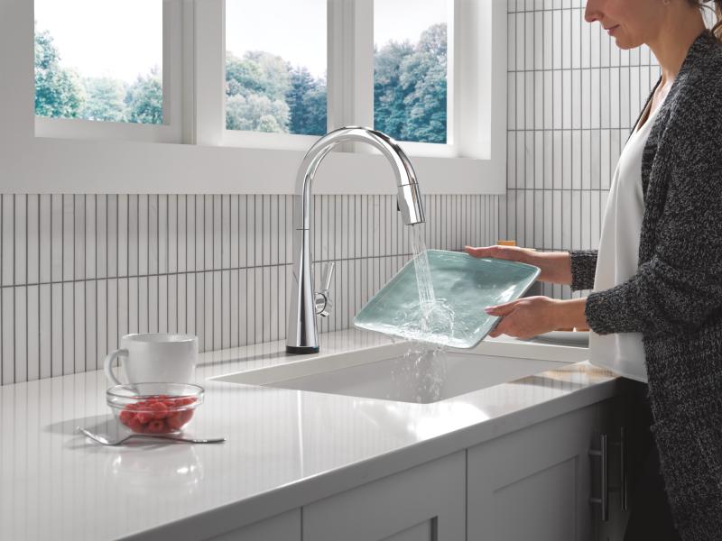 DELTA Monrovia Touch2O Technology Kitchen Faucet with Touchless Technology — Lumicoat® Chrome