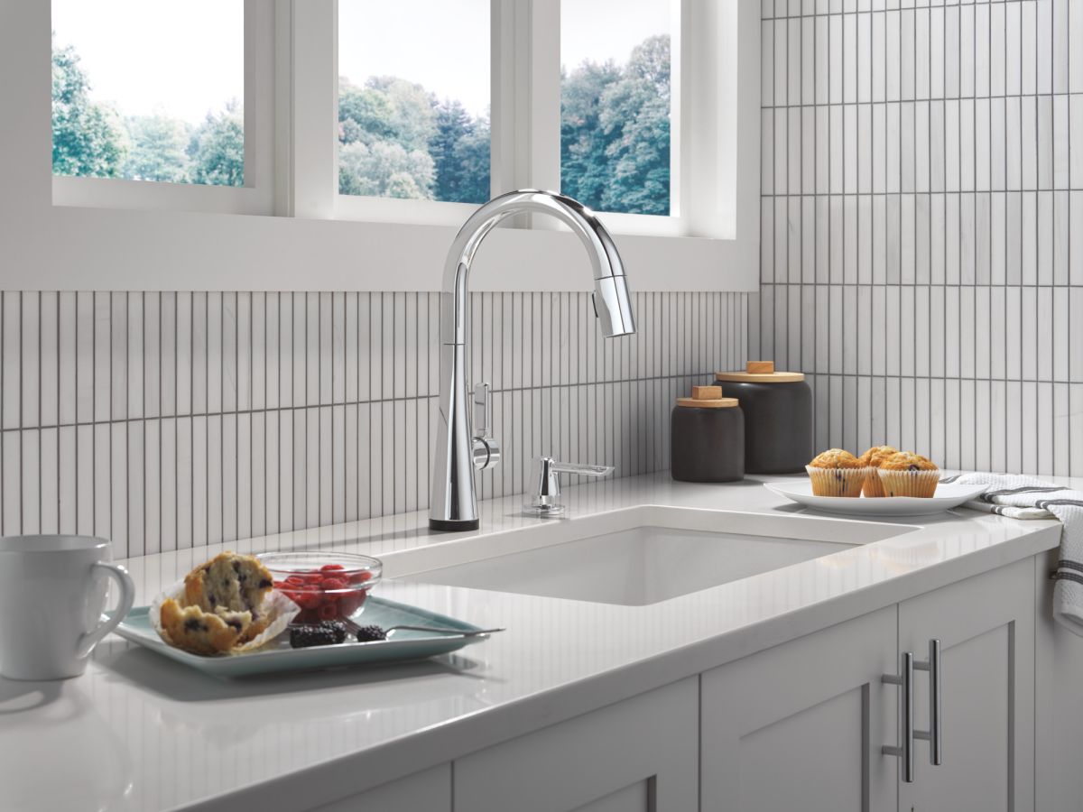 DELTA Monrovia Touch2O Technology Kitchen Faucet with Touchless Technology — Lumicoat® Chrome