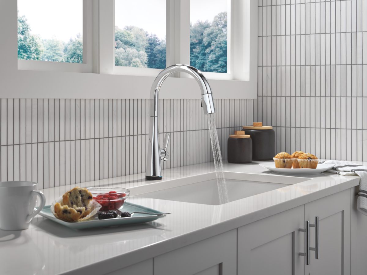 DELTA Monrovia Touch2O Technology Kitchen Faucet with Touchless Technology — Lumicoat® Chrome