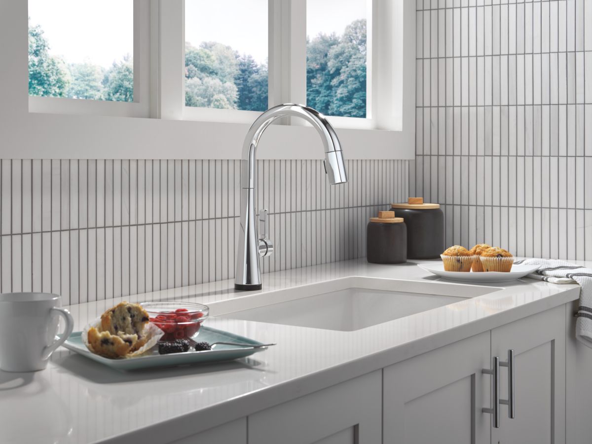 DELTA Monrovia Touch2O Technology Kitchen Faucet with Touchless Technology — Lumicoat® Chrome