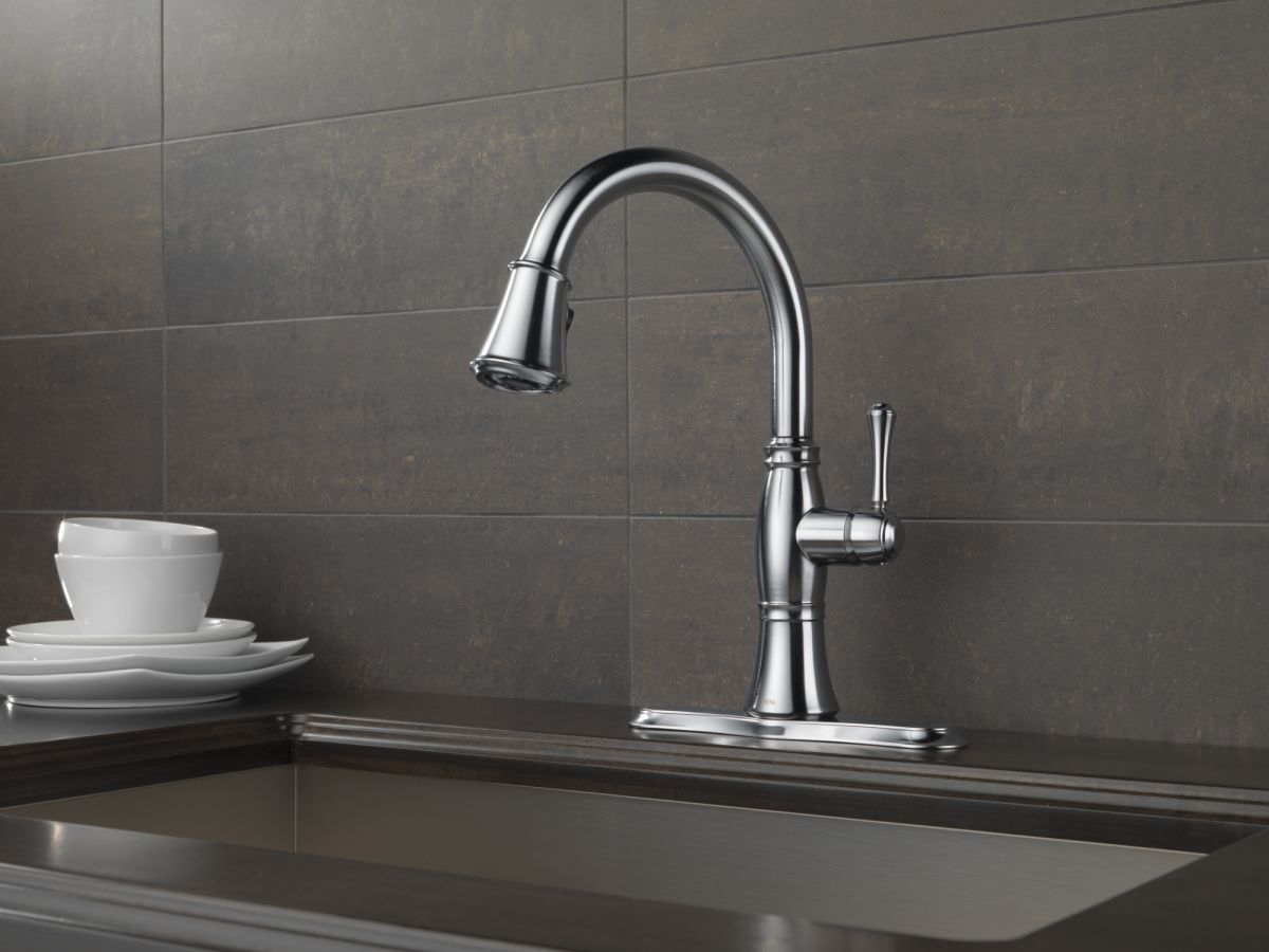 DELTA Cassidy Single Handle Pull-Down Kitchen Faucet — Lumicoat® Arctic Stainless