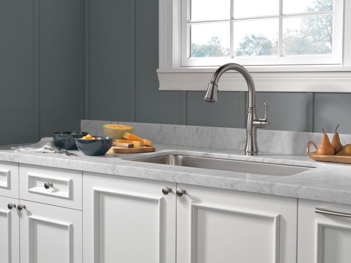 DELTA Cassidy Single Handle Pull-Down Kitchen Faucet — Lumicoat® Arctic Stainless