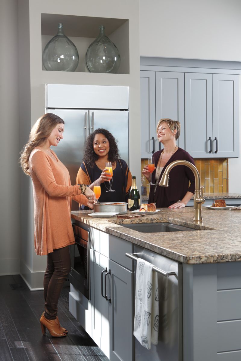DELTA Cassidy Single Handle Pull-Down Kitchen Faucet — Lumicoat® Champagne Bronze
