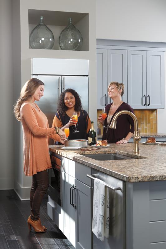 DELTA Cassidy Single Handle Pull-Down Kitchen Faucet — Lumicoat® Champagne Bronze