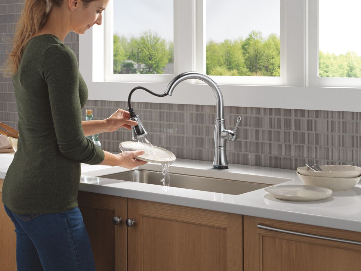 DELTA Cassidy Touch2O Technology Kitchen Faucet with Touchless Technology — Lumicoat® Arctic Stainless