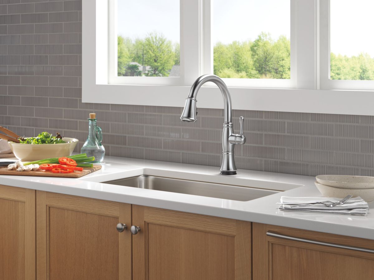 DELTA Cassidy Touch2O Technology Kitchen Faucet with Touchless Technology — Lumicoat® Arctic Stainless