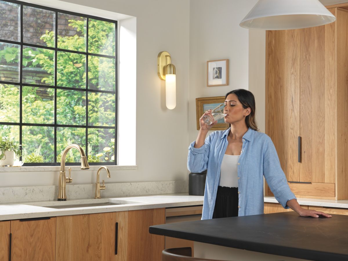 DELTA Cassidy Touch2O Technology Kitchen Faucet with Touchless Technology — Lumicoat® Champagne Bronze
