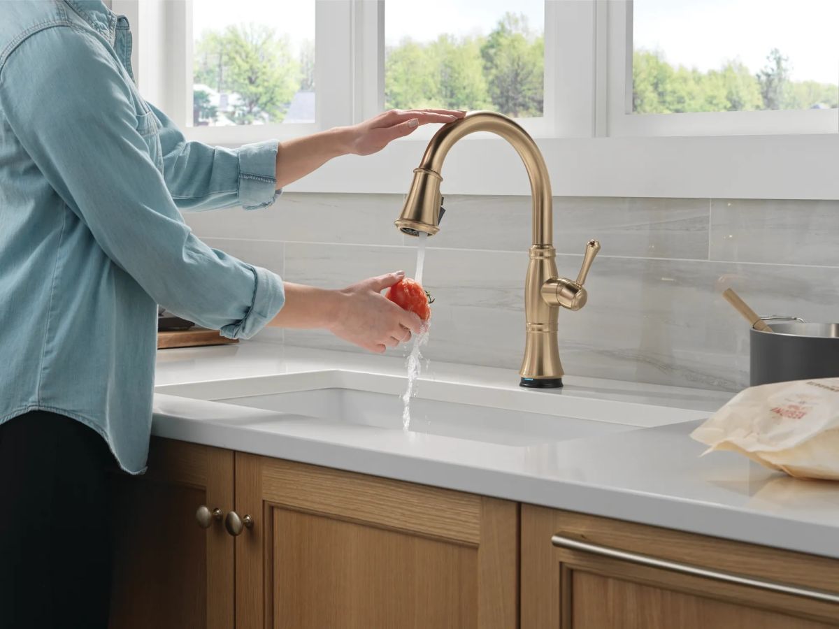 DELTA Cassidy Touch2O Technology Kitchen Faucet with Touchless Technology — Lumicoat® Champagne Bronze
