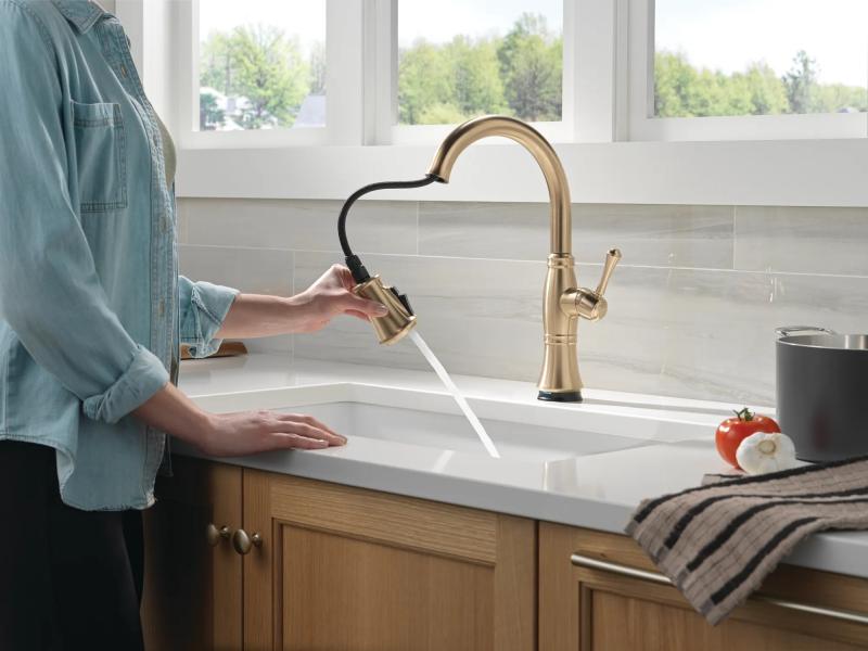 DELTA Cassidy Touch2O Technology Kitchen Faucet with Touchless Technology — Lumicoat® Champagne Bronze