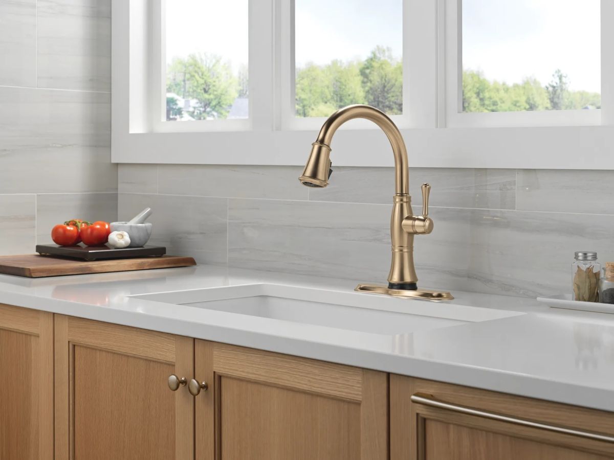 DELTA Cassidy Touch2O Technology Kitchen Faucet with Touchless Technology — Lumicoat® Champagne Bronze