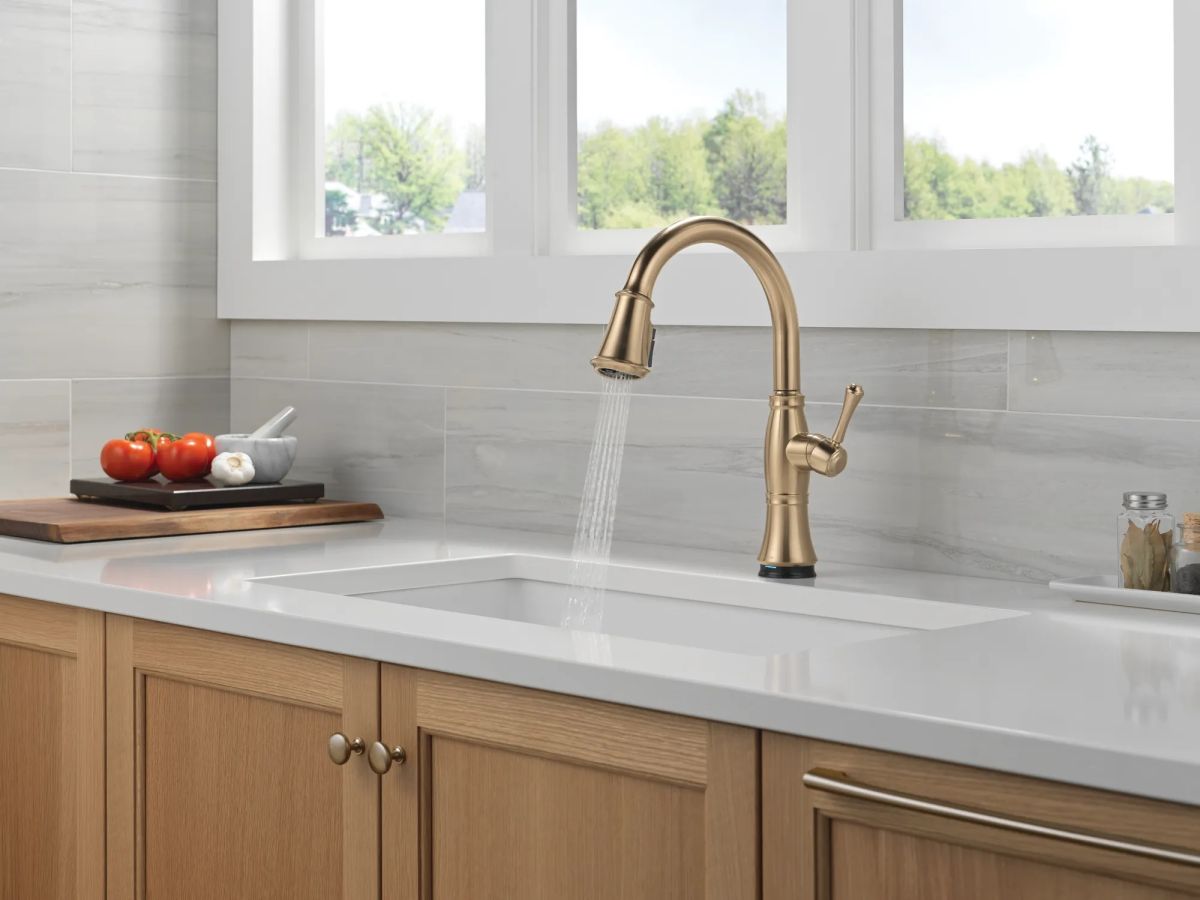 DELTA Cassidy Touch2O Technology Kitchen Faucet with Touchless Technology — Lumicoat® Champagne Bronze