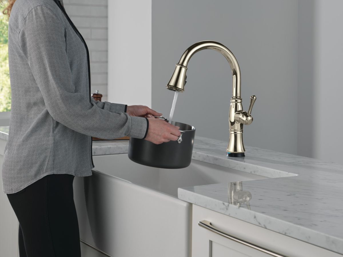 DELTA Cassidy Touch2O Technology Kitchen Faucet with Touchless Technology — Lumicoat® Polished Nickel