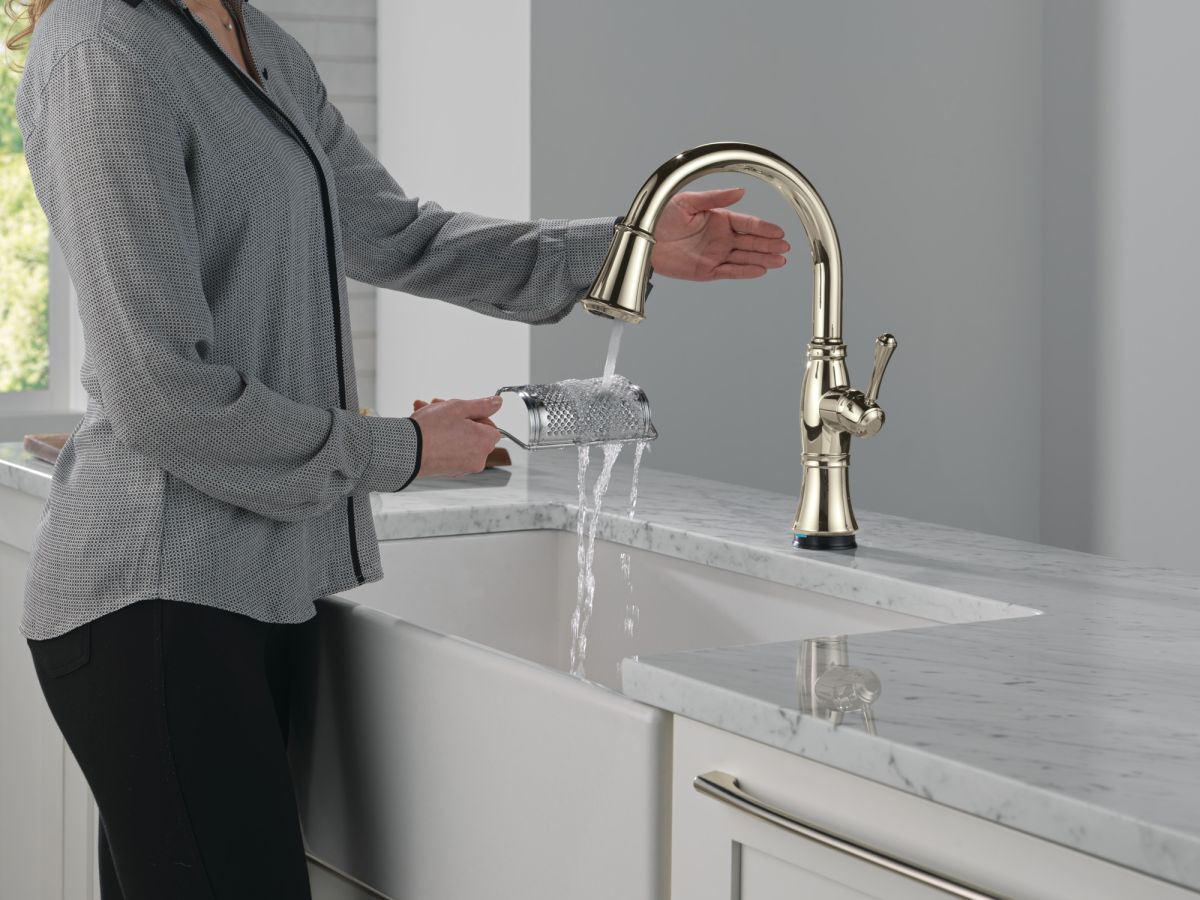 DELTA Cassidy Touch2O Technology Kitchen Faucet with Touchless Technology — Lumicoat® Polished Nickel