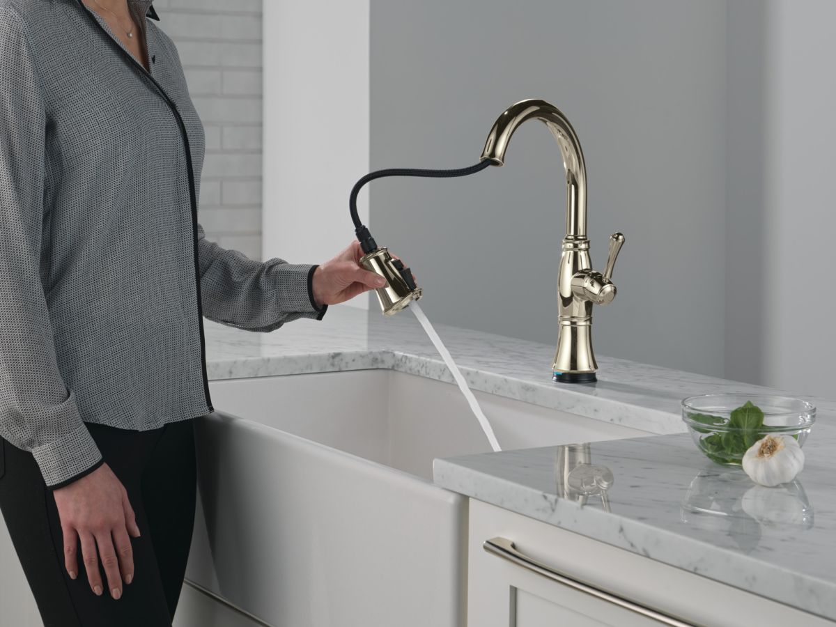 DELTA Cassidy Touch2O Technology Kitchen Faucet with Touchless Technology — Lumicoat® Polished Nickel