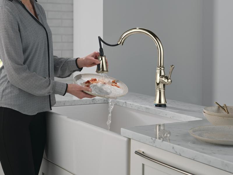DELTA Cassidy Touch2O Technology Kitchen Faucet with Touchless Technology — Lumicoat® Polished Nickel