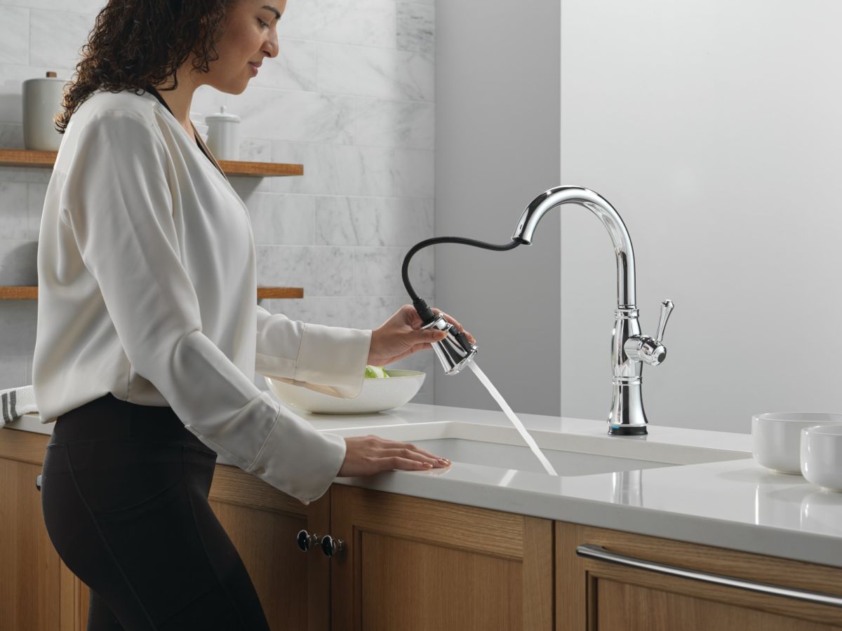 DELTA Cassidy Touch2O Technology Kitchen Faucet with Touchless Technology — Lumicoat® Chrome