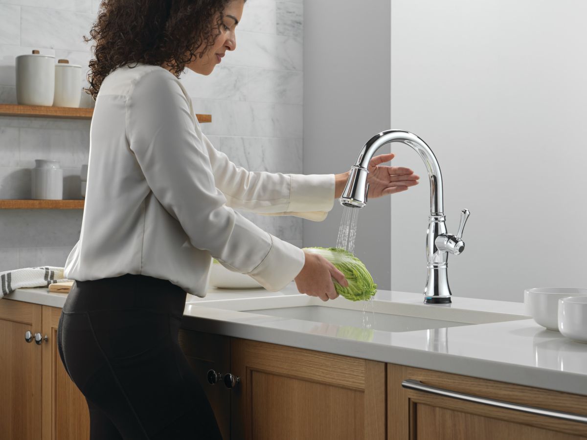DELTA Cassidy Touch2O Technology Kitchen Faucet with Touchless Technology — Lumicoat® Chrome