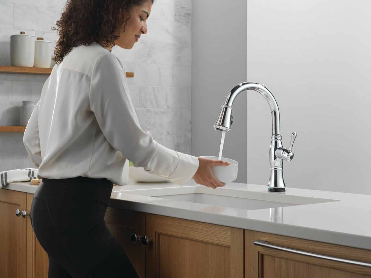 DELTA Cassidy Touch2O Technology Kitchen Faucet with Touchless Technology — Lumicoat® Chrome