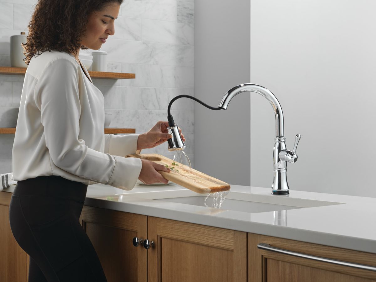 DELTA Cassidy Touch2O Technology Kitchen Faucet with Touchless Technology — Lumicoat® Chrome