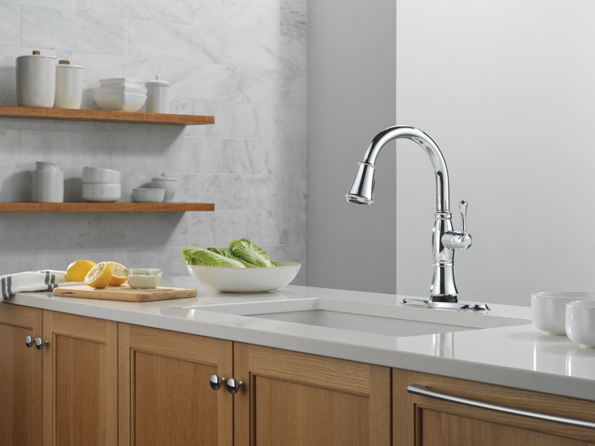 DELTA Cassidy Touch2O Technology Kitchen Faucet with Touchless Technology — Lumicoat® Chrome