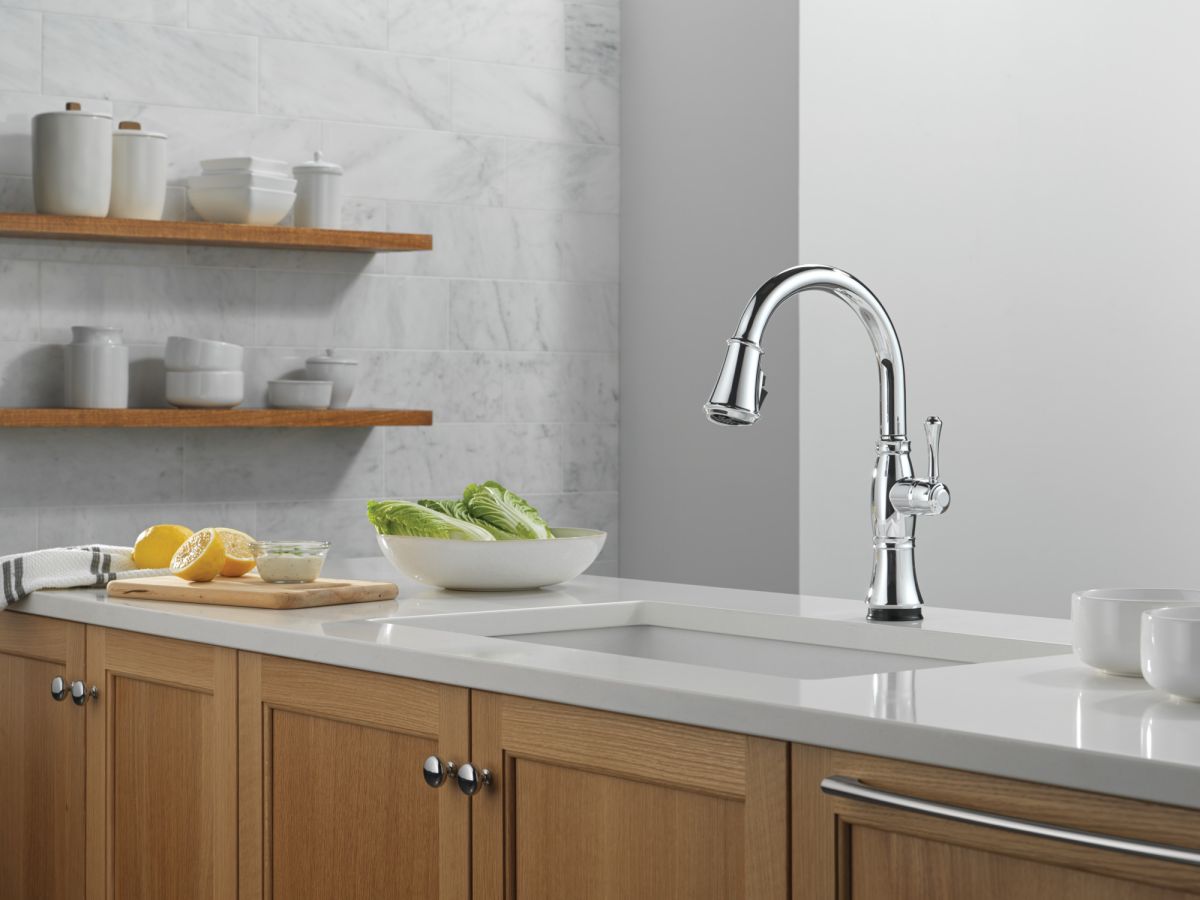 DELTA Cassidy Touch2O Technology Kitchen Faucet with Touchless Technology — Lumicoat® Chrome