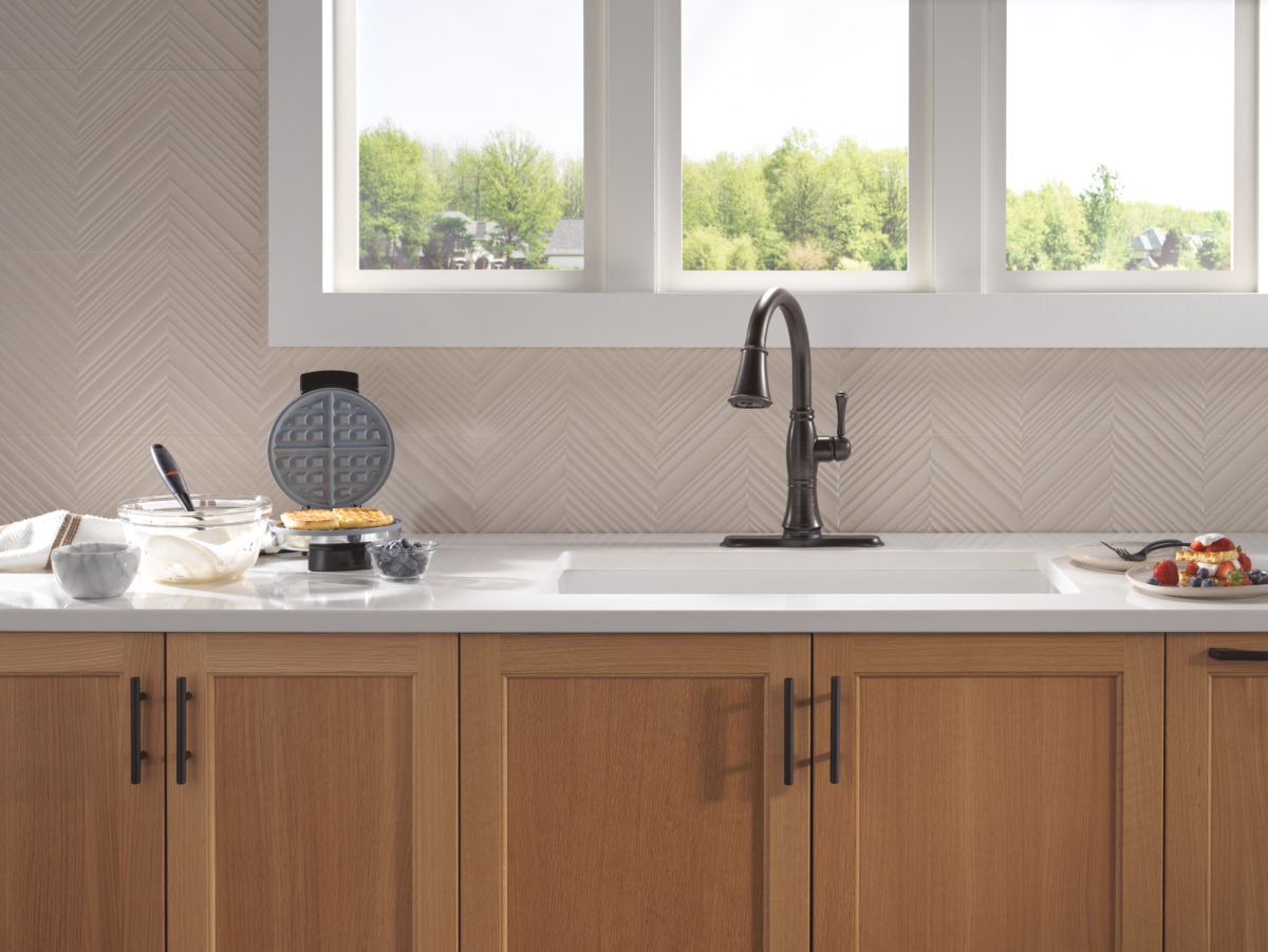 DELTA Cassidy Touch2O Technology Kitchen Faucet with Touchless Technology — Venetian Bronze