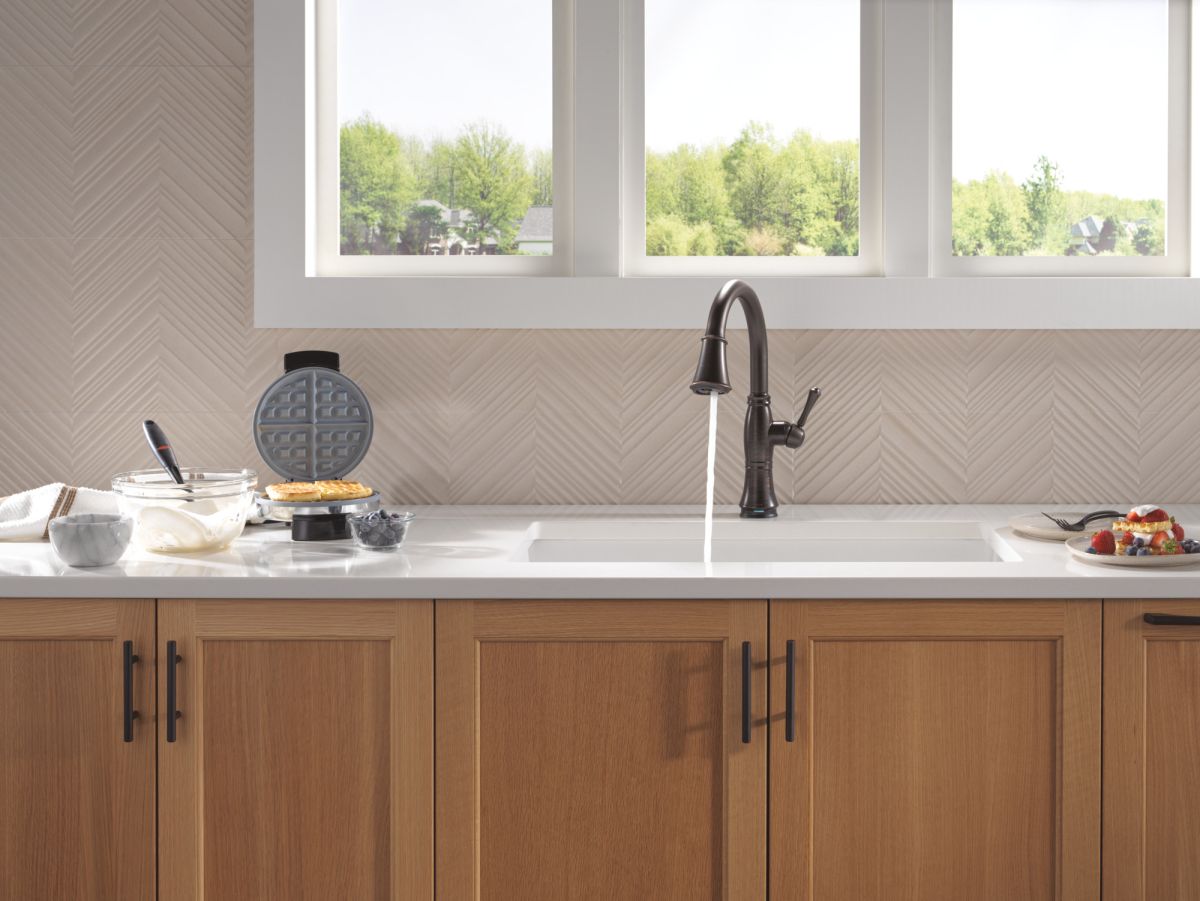 DELTA Cassidy Touch2O Technology Kitchen Faucet with Touchless Technology — Venetian Bronze