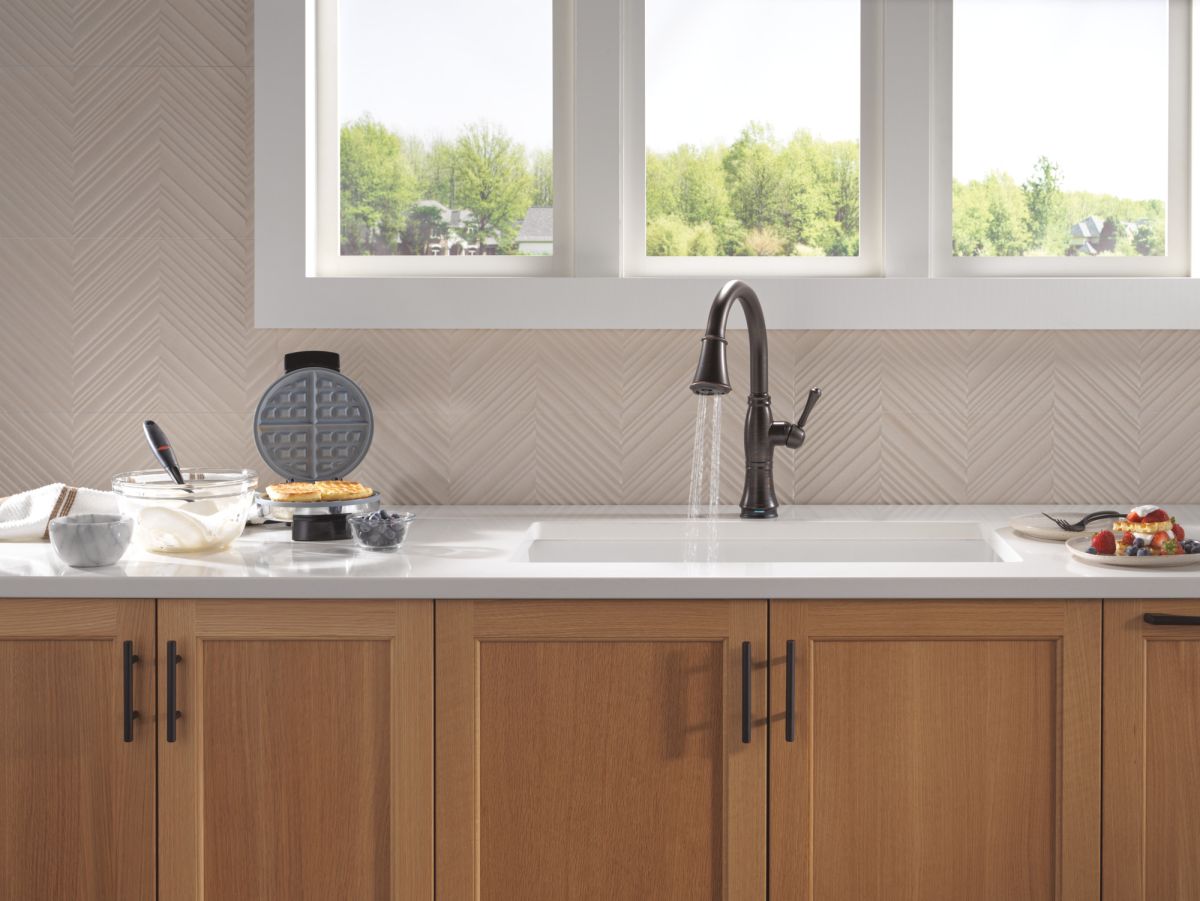 DELTA Cassidy Touch2O Technology Kitchen Faucet with Touchless Technology — Venetian Bronze