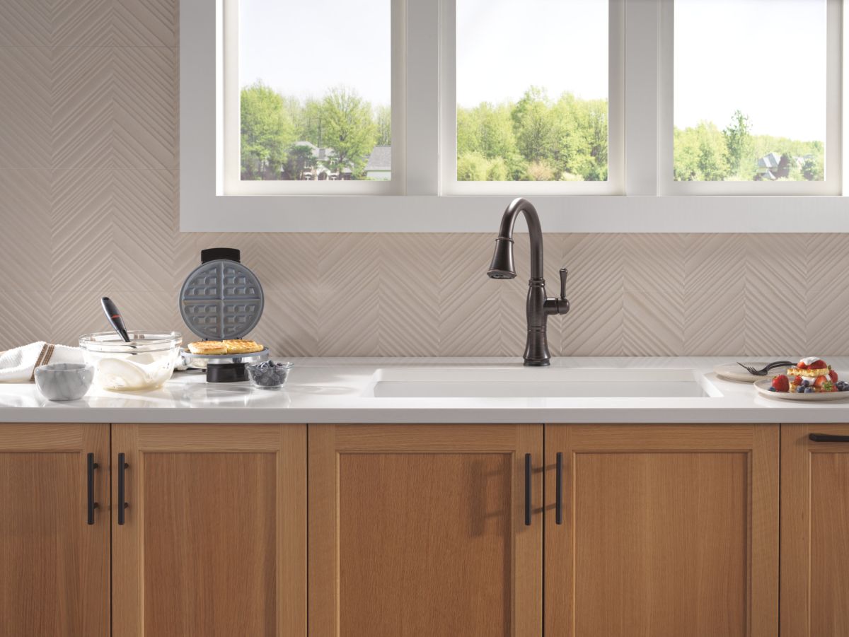 DELTA Cassidy Touch2O Technology Kitchen Faucet with Touchless Technology — Venetian Bronze
