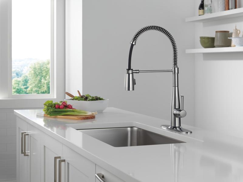 DELTA Essa Single-Handle Pull-Down Spring Kitchen Faucet — Arctic Stainless