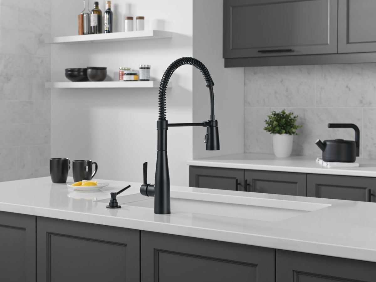 DELTA Essa Single-Handle Pull-Down Spring Kitchen Faucet — Matte Black