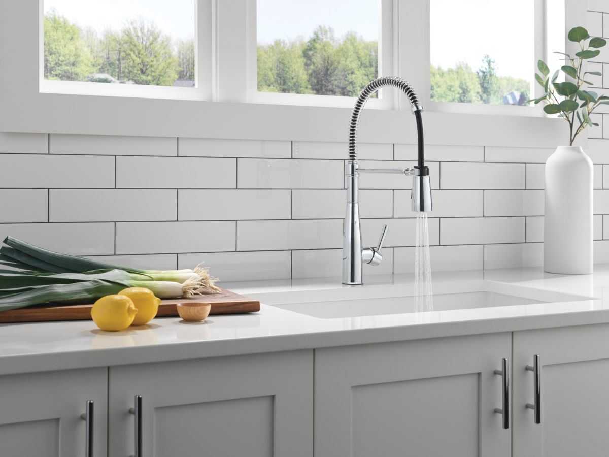 DELTA Essa Single-Handle Pull-Down Spring Kitchen Faucet — Chrome