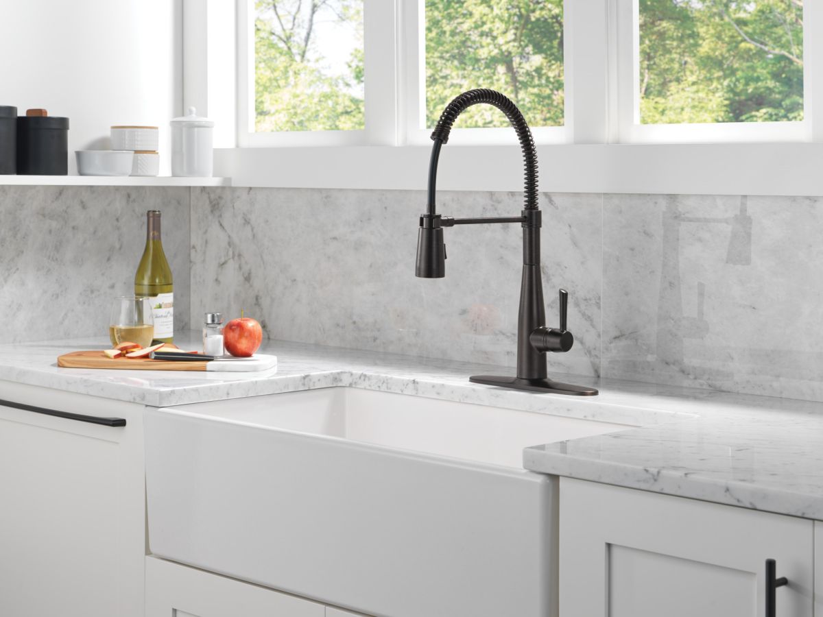 DELTA Essa Single-Handle Pull-Down Spring Kitchen Faucet — Venetian Bronze