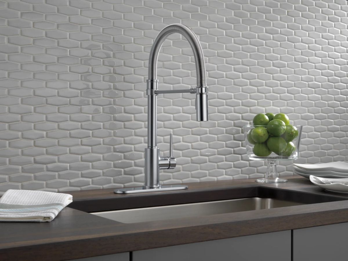 DELTA Trinsic Single-Handle Pull-Down Spring Kitchen Faucet — Arctic Stainless