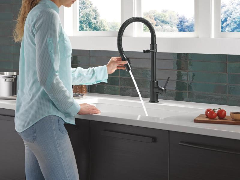 DELTA Trinsic Single-Handle Pull-Down Spring Kitchen Faucet — Matte Black