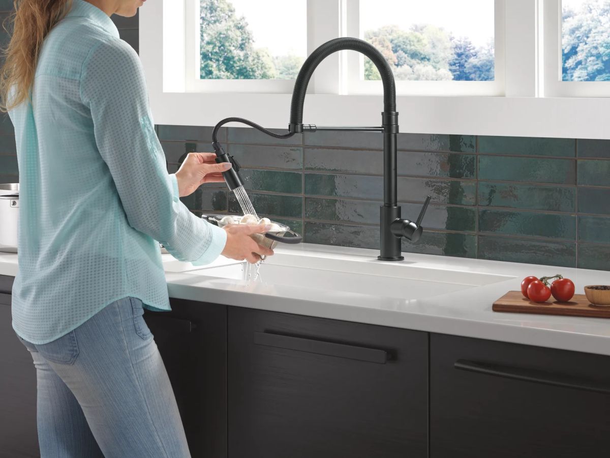 DELTA Trinsic Single-Handle Pull-Down Spring Kitchen Faucet — Matte Black