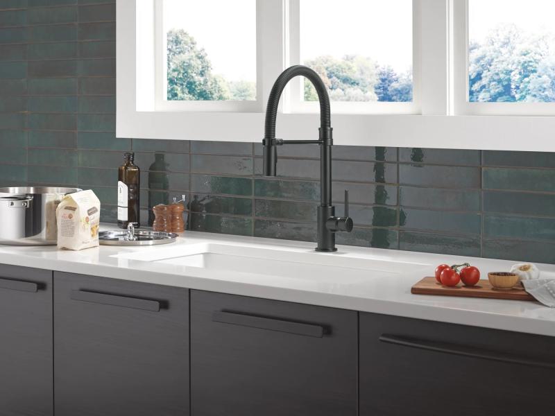 DELTA Trinsic Single-Handle Pull-Down Spring Kitchen Faucet — Matte Black