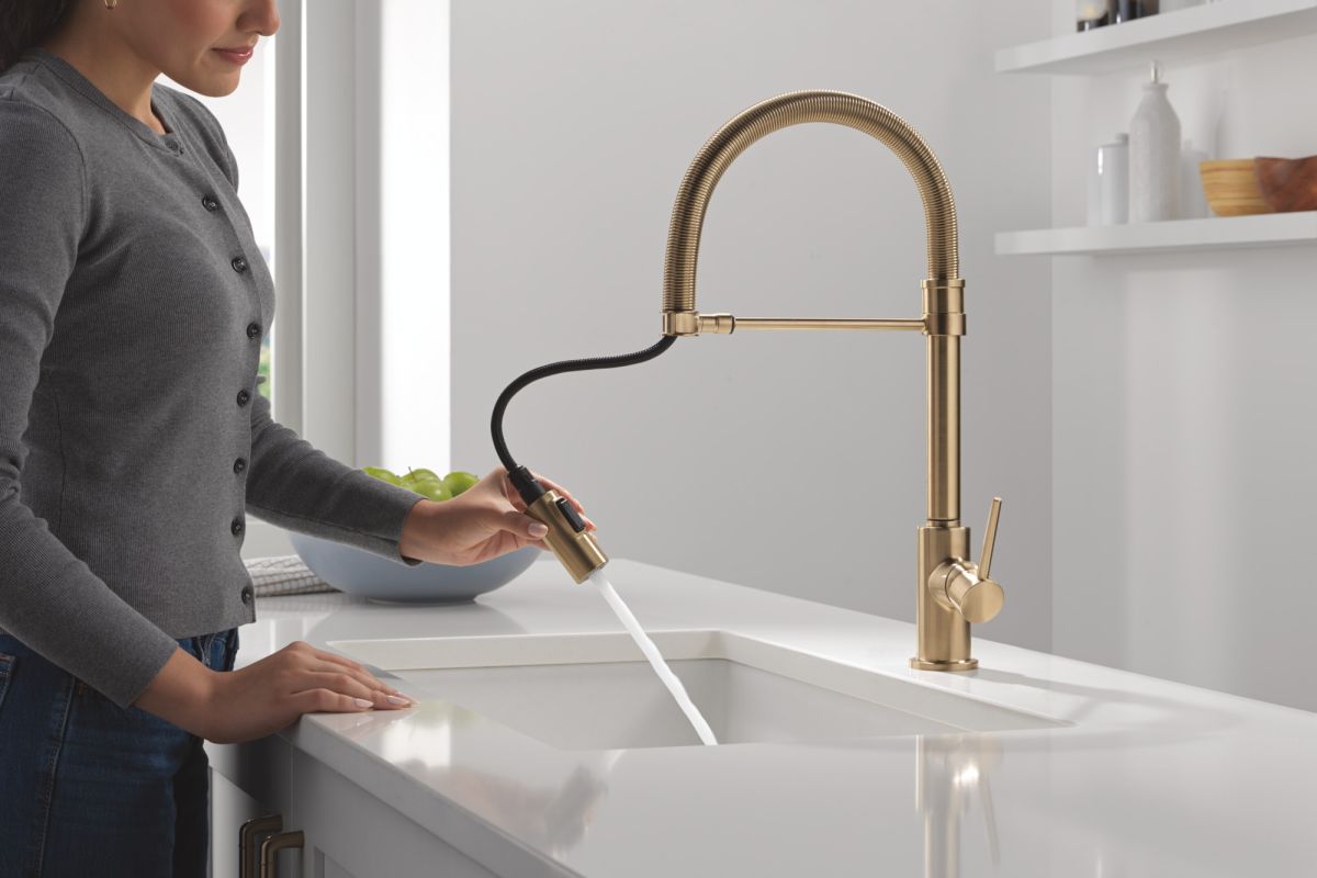 DELTA Trinsic Single-Handle Pull-Down Spring Kitchen Faucet — Champagne Bronze