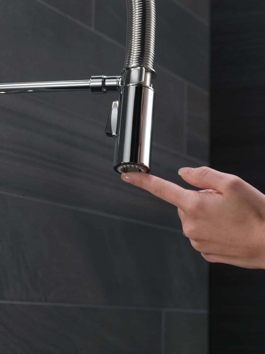 DELTA Trinsic Single-Handle Pull-Down Spring Kitchen Faucet — Chrome