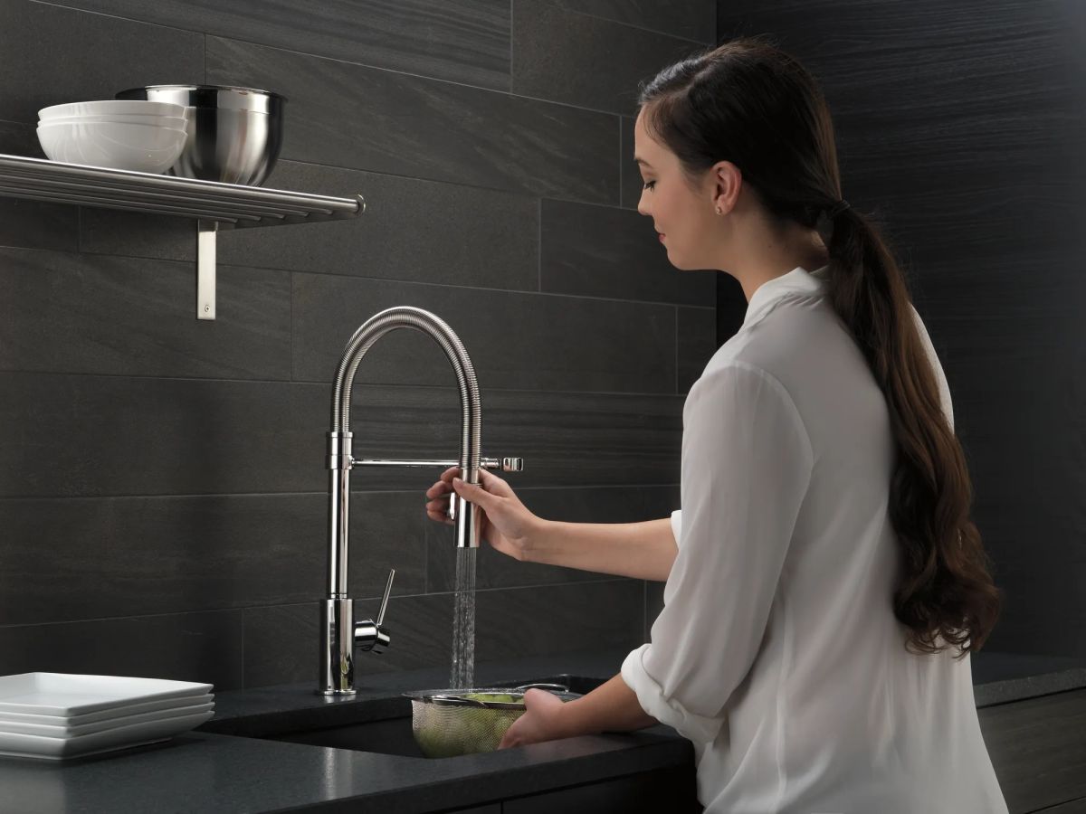 DELTA Trinsic Single-Handle Pull-Down Spring Kitchen Faucet — Chrome