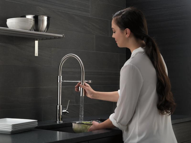 DELTA Trinsic Single-Handle Pull-Down Spring Kitchen Faucet — Chrome