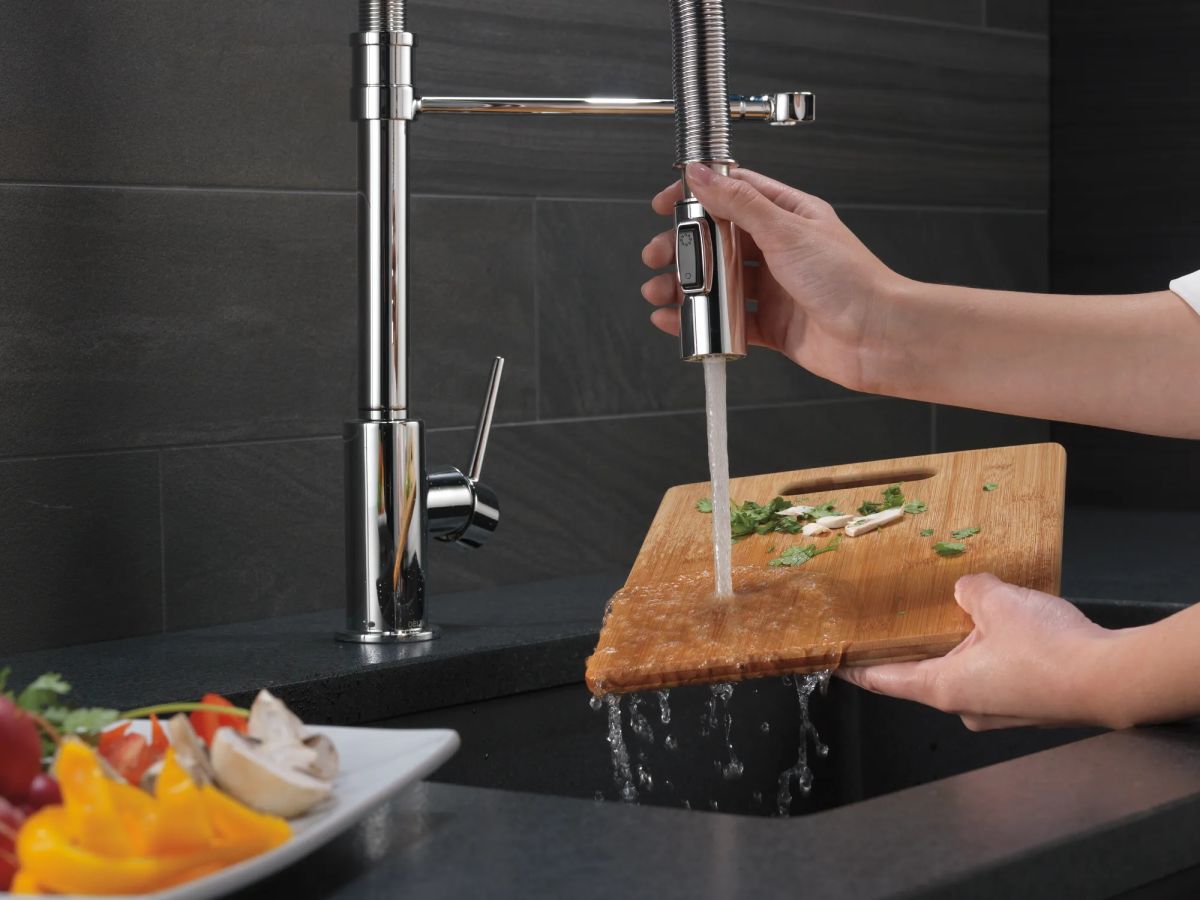DELTA Trinsic Single-Handle Pull-Down Spring Kitchen Faucet — Chrome