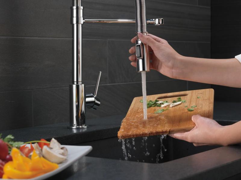 DELTA Trinsic Single-Handle Pull-Down Spring Kitchen Faucet — Chrome