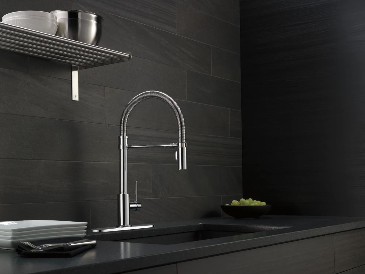 DELTA Trinsic Single-Handle Pull-Down Spring Kitchen Faucet — Chrome