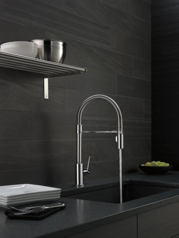 DELTA Trinsic Single-Handle Pull-Down Spring Kitchen Faucet — Chrome