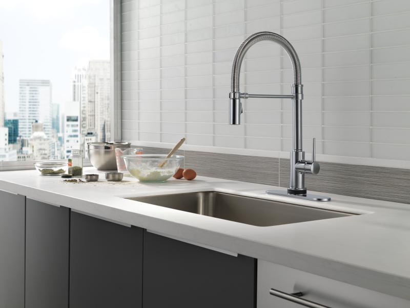 DELTA Trinsic Single-Handle Pull-Down Spring Kitchen Faucet with Touch2O Technology — Arctic Stainless