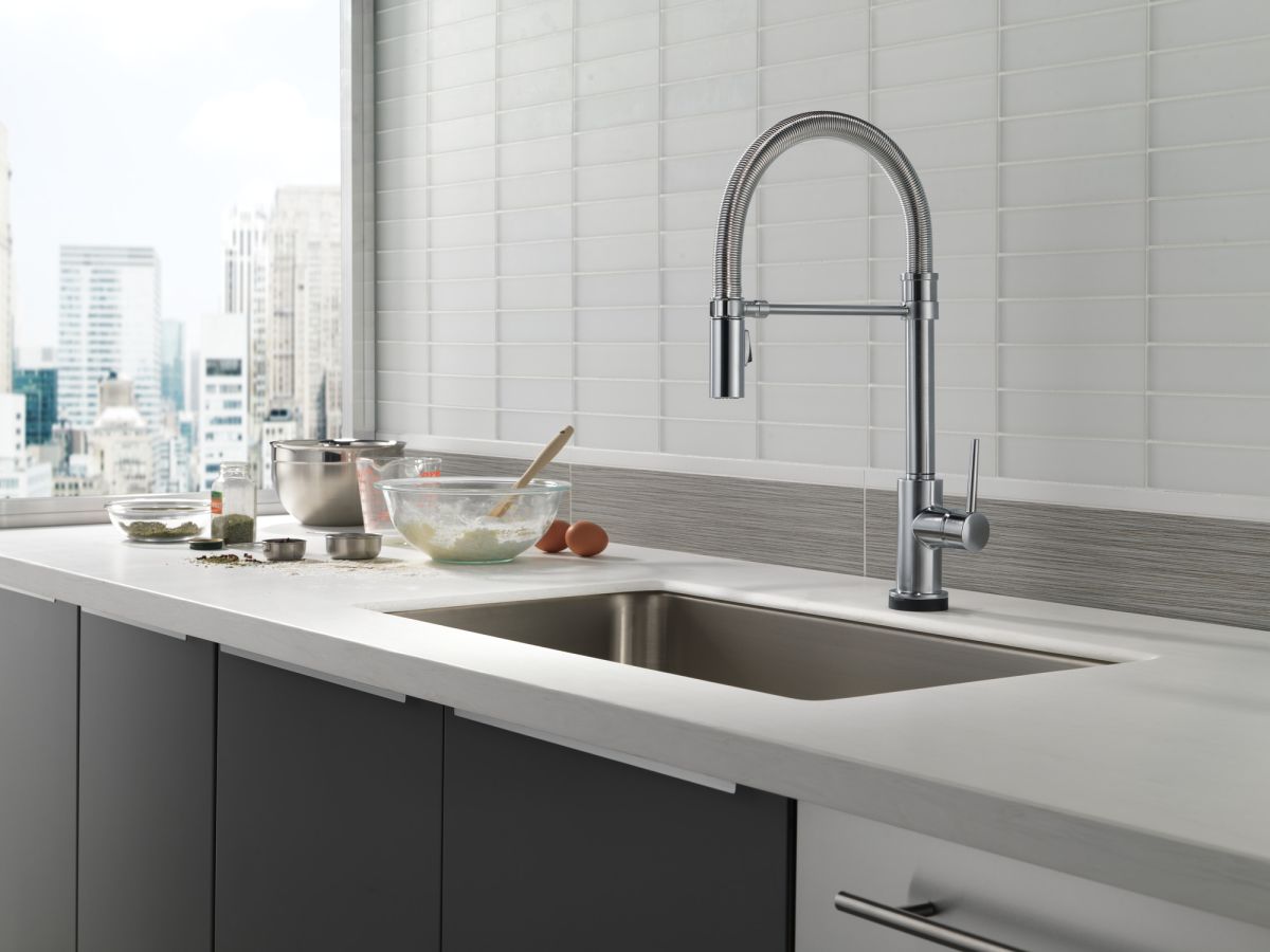 DELTA Trinsic Single-Handle Pull-Down Spring Kitchen Faucet with Touch2O Technology — Arctic Stainless