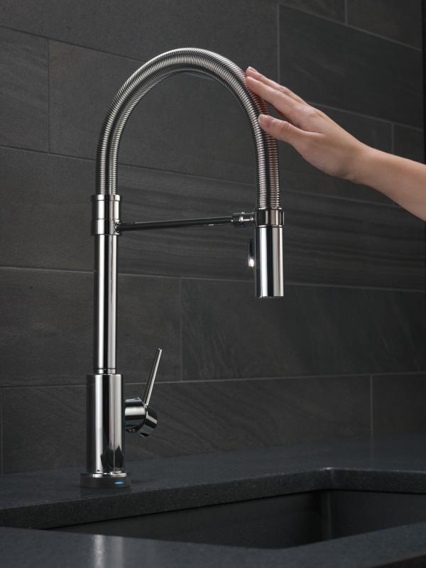 DELTA Trinsic Single-Handle Pull-Down Spring Kitchen Faucet with Touch2O Technology — Chrome