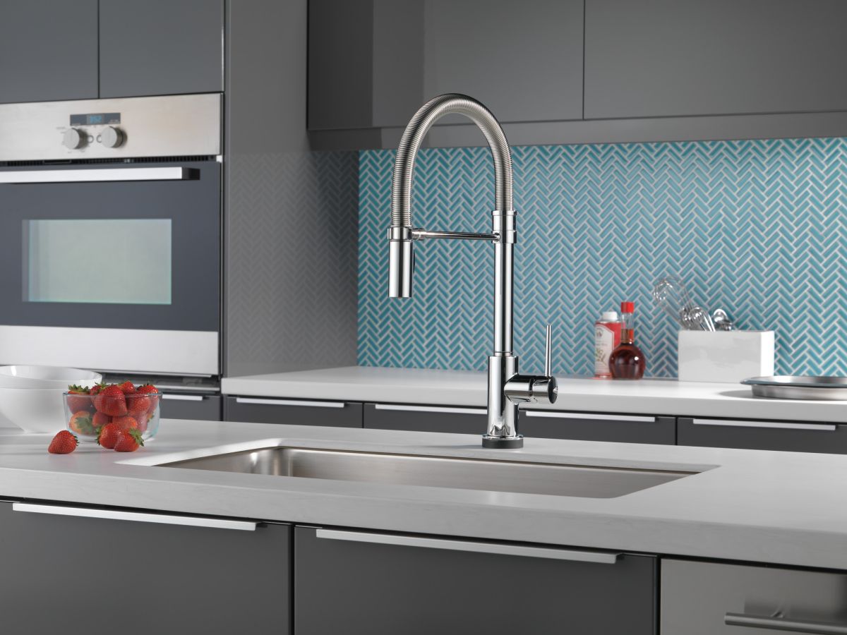 DELTA Trinsic Single-Handle Pull-Down Spring Kitchen Faucet with Touch2O Technology — Chrome
